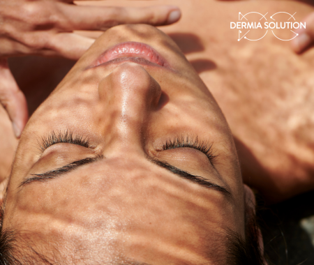 Jak dbać o skórę twarzy, szyi i dekoltu latem? Nawilżenie i łagodzenie po słońcu to podstawa